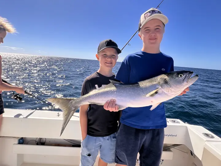 Två pojkar med en fisk ombord
