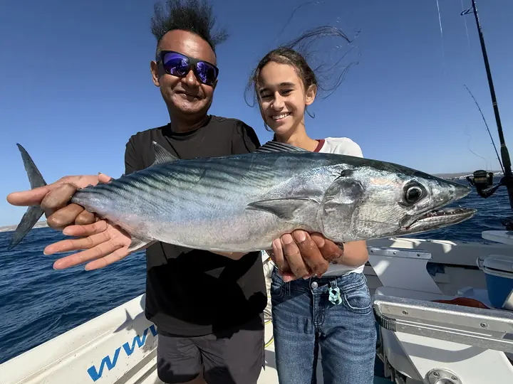 Pappa och dotter med en bonit på en familjetur