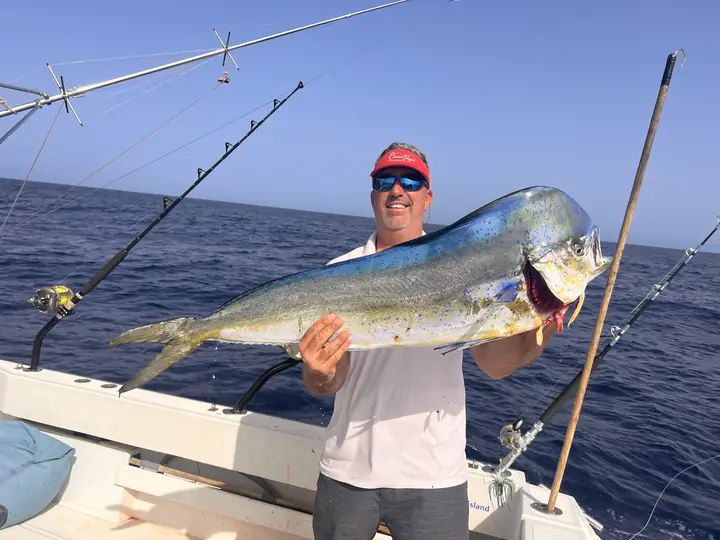 Fiskare med en guldmakrill