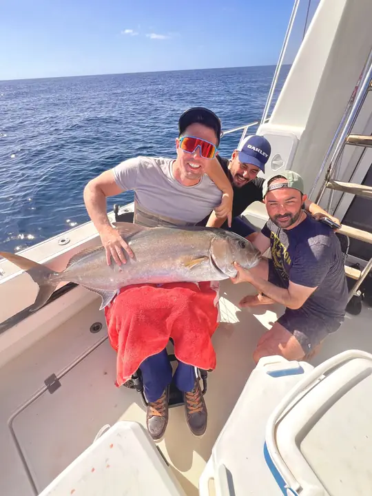 Kompisgäng med en stor amberjack