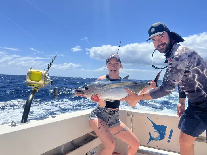 Fiskare och besättningsman med en tonfisk