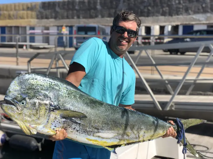 Fiskare med en stor guldmakrill