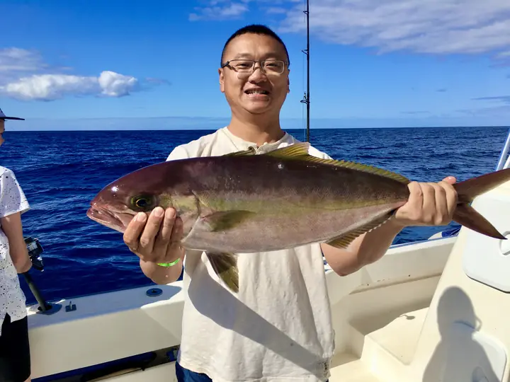 Fiskare som håller en amberjack