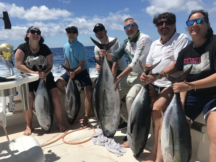 Grupp fiskare med sina tonfiskar