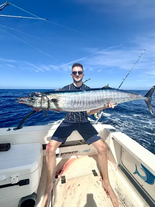 Fiskare med en wahoo på däck