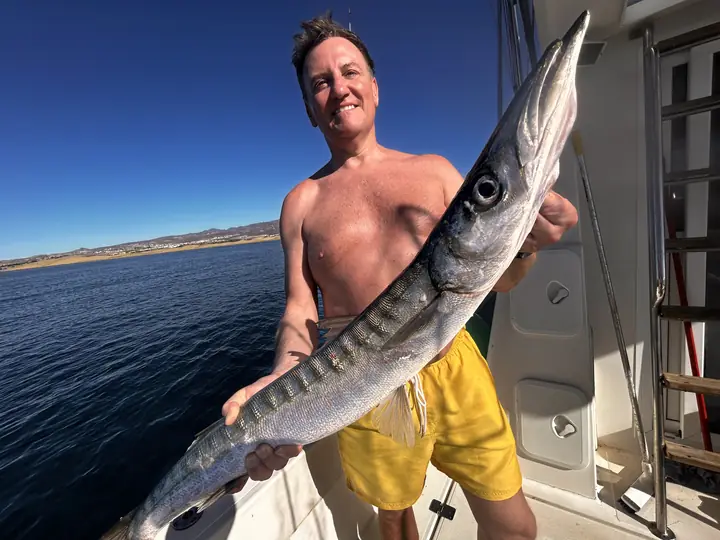 Fiskare med en barracuda