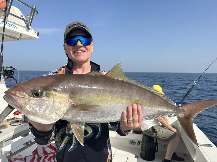Fiskare som håller en stor amberjack
