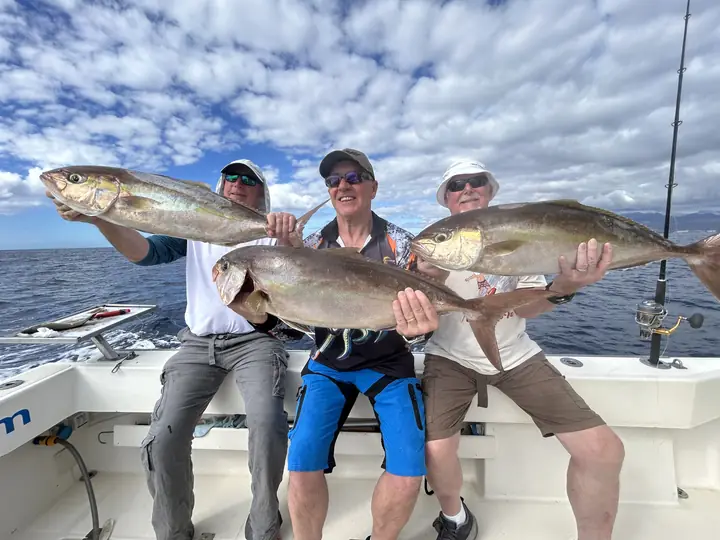 Tre fiskare med amberjacks