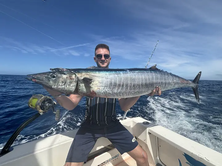 Fiskare med en wahoo