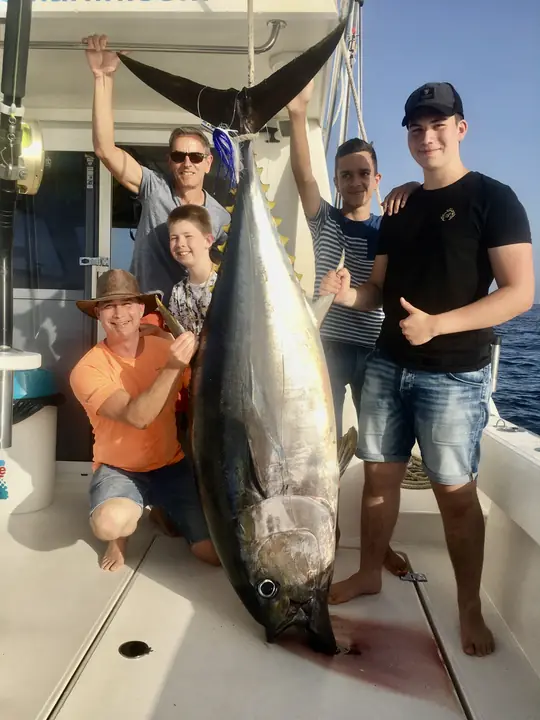 Familj med en jättelik tonfisk