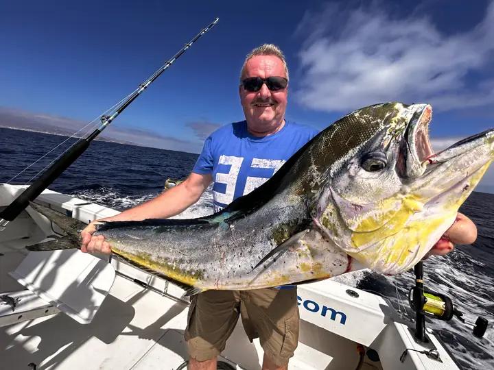 Fiskare med en guldmakrill