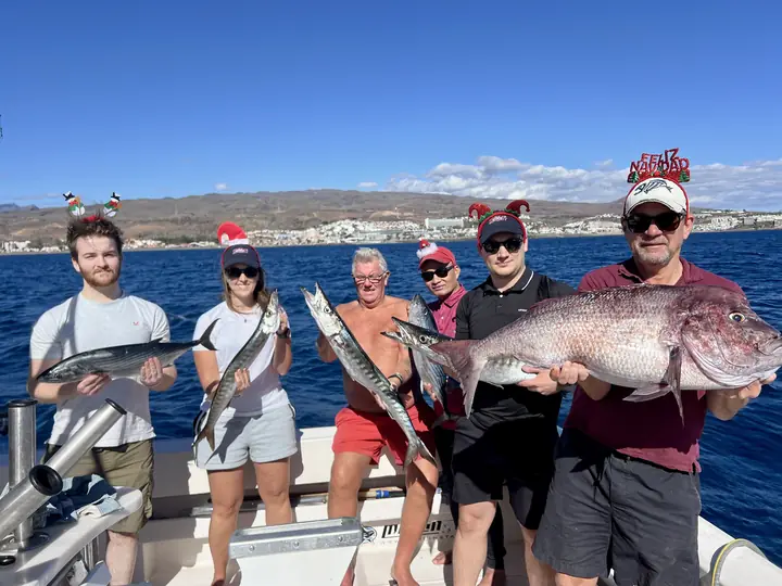 Grupp fiskare med sina fångster