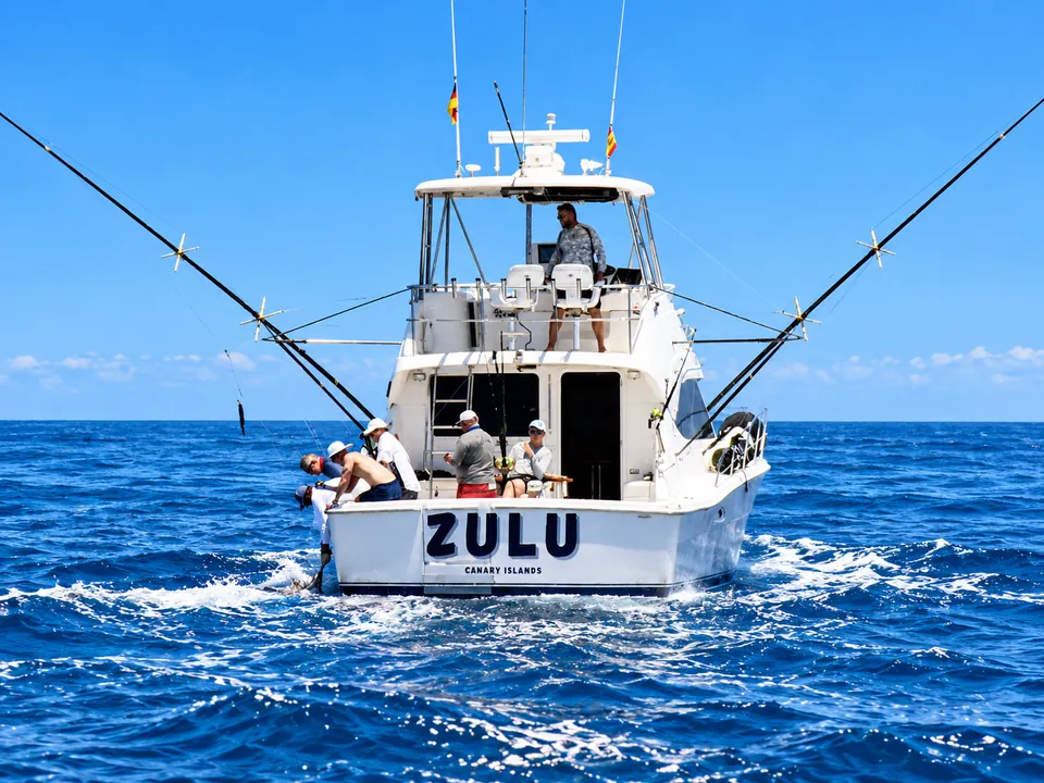 Besättningen på ZULU tar in en fångst över aktern utanför Gran Canaria